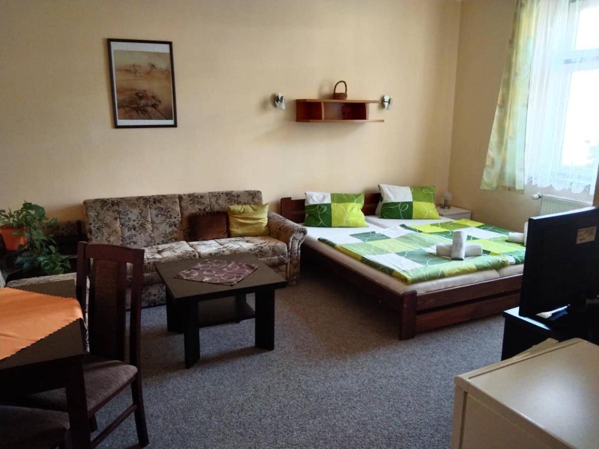 Hotel Jaro Melnik Luaran gambar